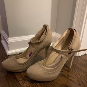 Penny Loves Kenny Round Toe Tan Heel